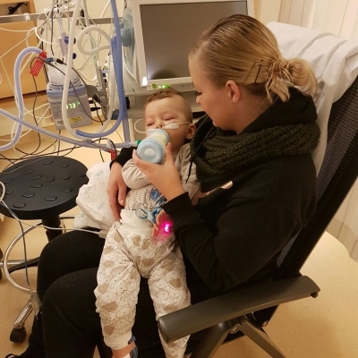 Kleine Riley kwam op de Intensive Care met ademhalingsproblemen