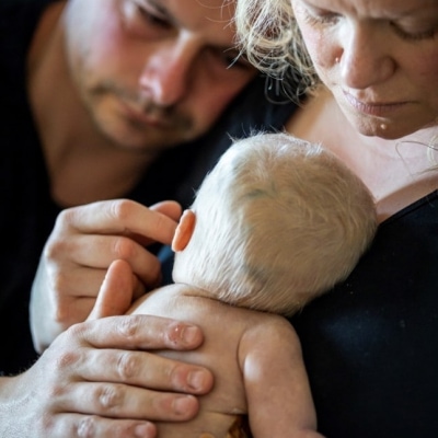 De neonatoloog kwam binnen met twee man extra, ik voelde aan de hele sfeer dat het niet goed was