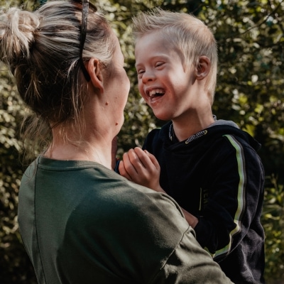 Jeanine heeft 4 kinderen en de oudste heeft Downsyndroom: “De zorg voor Joas kan mij best aanvliegen”