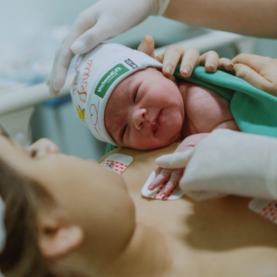 Deze bevalling gaat zéér snel, de baby heeft haast