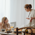 “Ik ben zo teleurgesteld in mijn dochter, ze ruïneert het leven van andere kinderen”